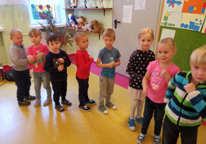 Dzieci z grup 4-latków tańczą na holu przedszkola